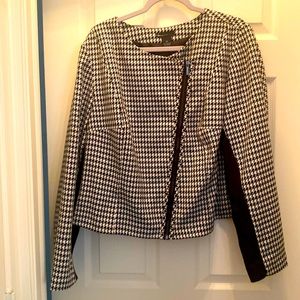 Women B&W houndstooth jacket. Good condition, size 22W.